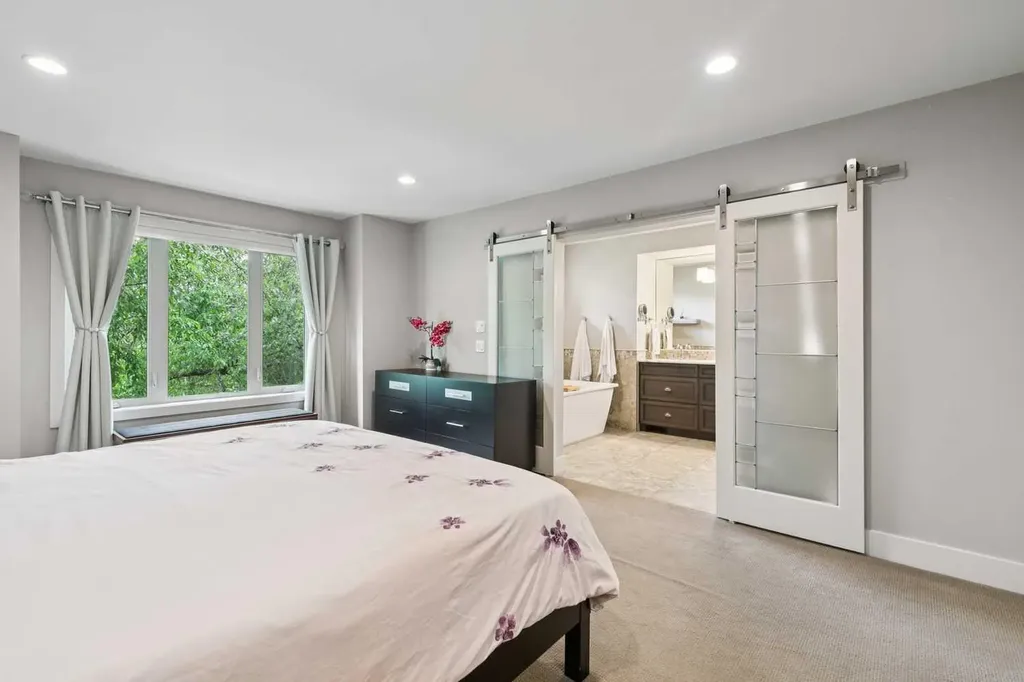 2308 4 Avenue NW Calgary AB T2N 0N9