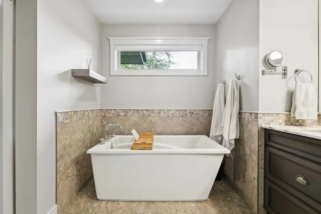 2308 4 Avenue NW Calgary AB T2N 0N9