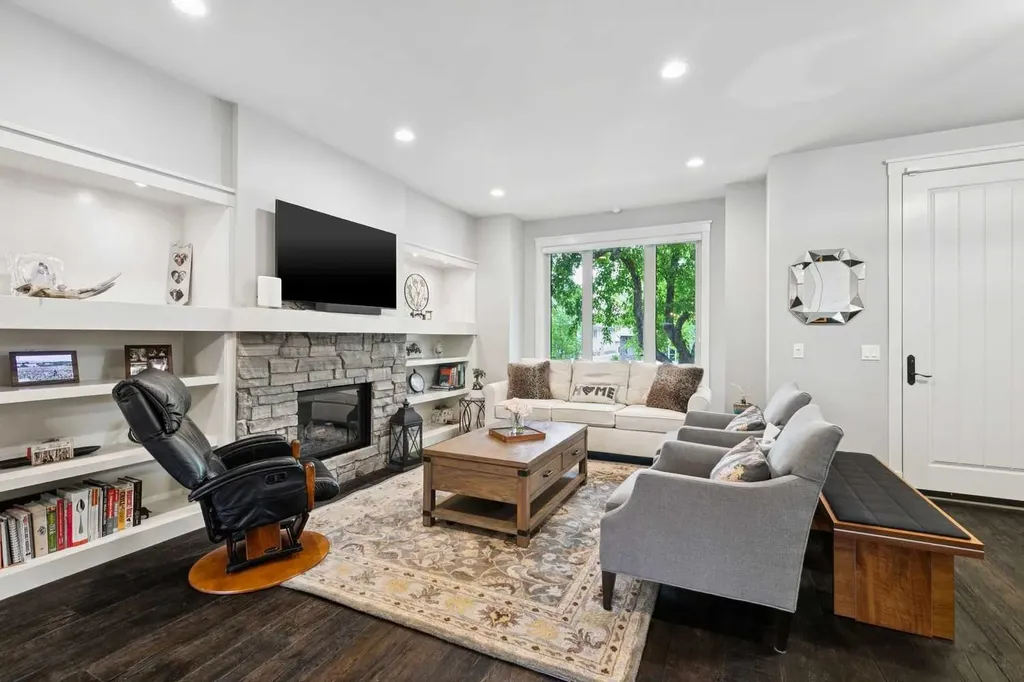 2308 4 Avenue NW Calgary AB T2N 0N9