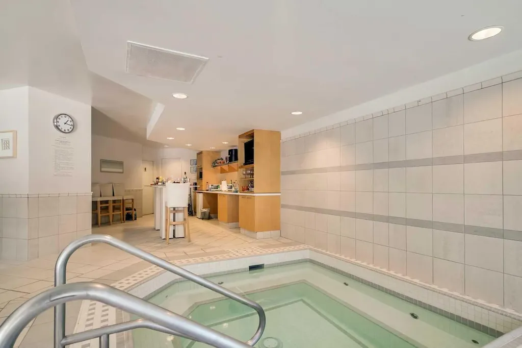 720 13 Avenue SW Calgary AB T2R 1M5