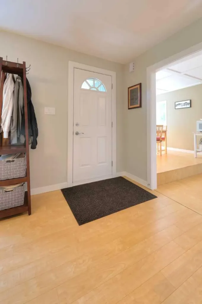 8908 33 Avenue NW Calgary AB T3B 1M6