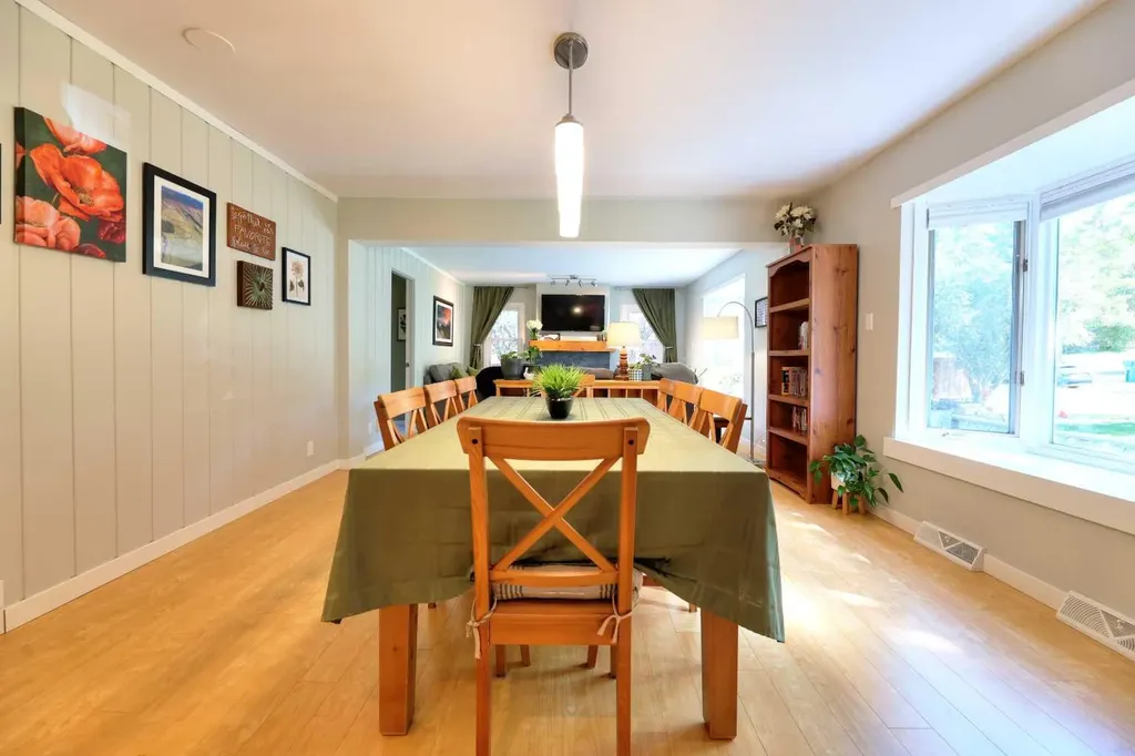 8908 33 Avenue NW Calgary AB T3B 1M6