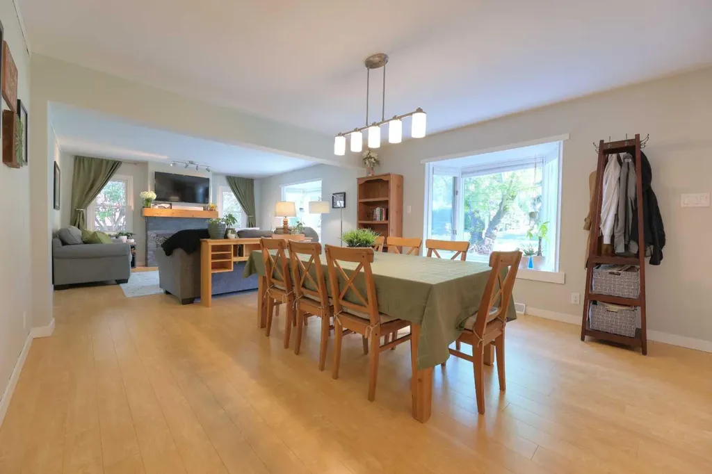 8908 33 Avenue NW Calgary AB T3B 1M6
