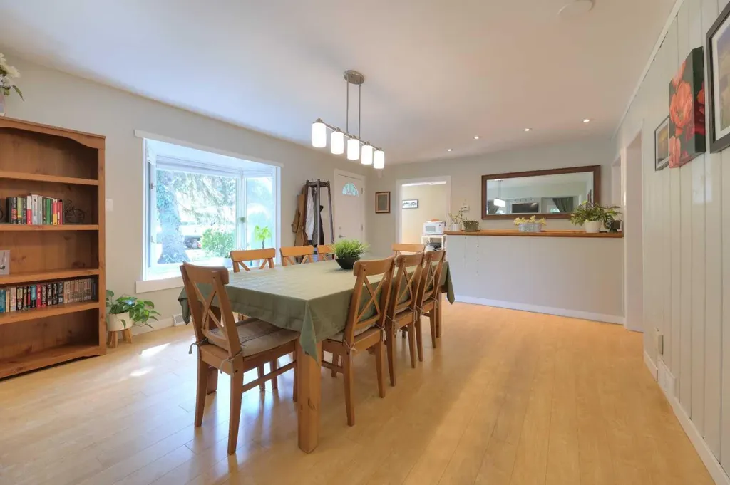 8908 33 Avenue NW Calgary AB T3B 1M6