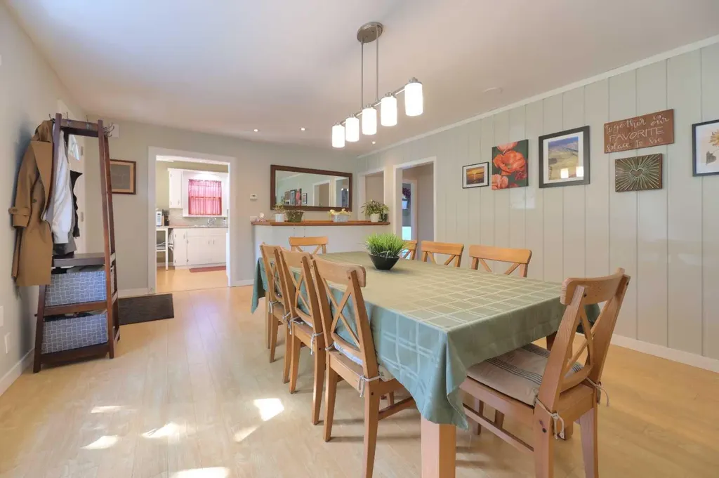8908 33 Avenue NW Calgary AB T3B 1M6