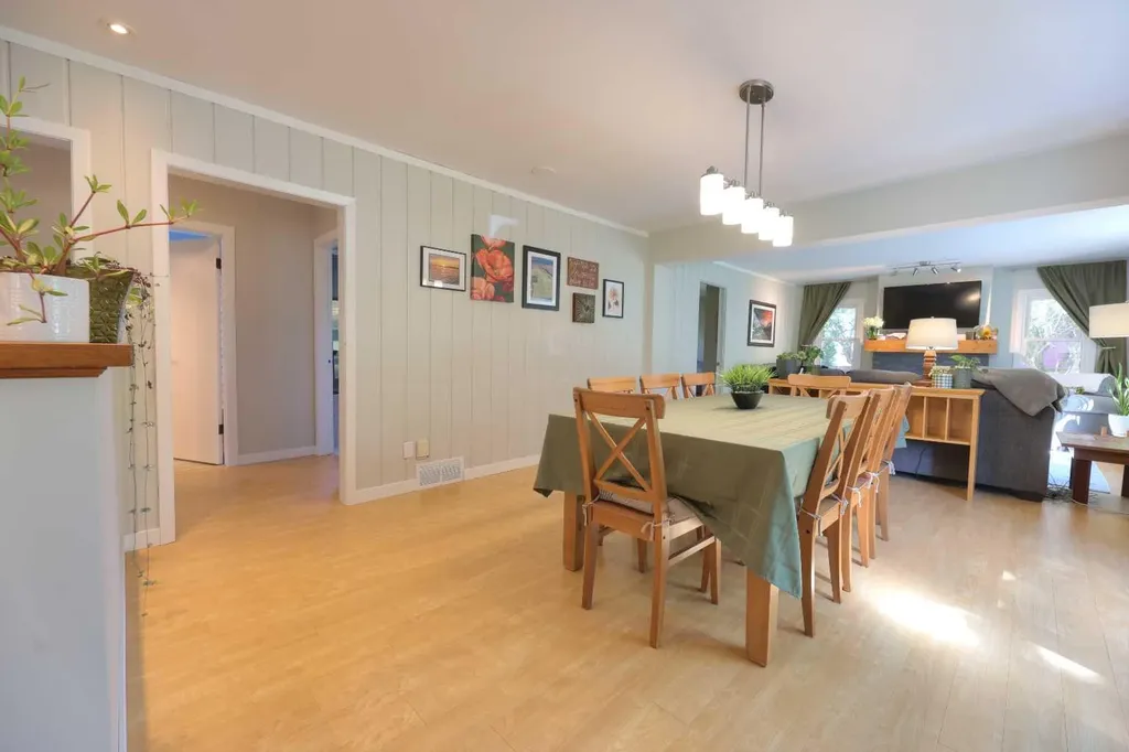 8908 33 Avenue NW Calgary AB T3B 1M6