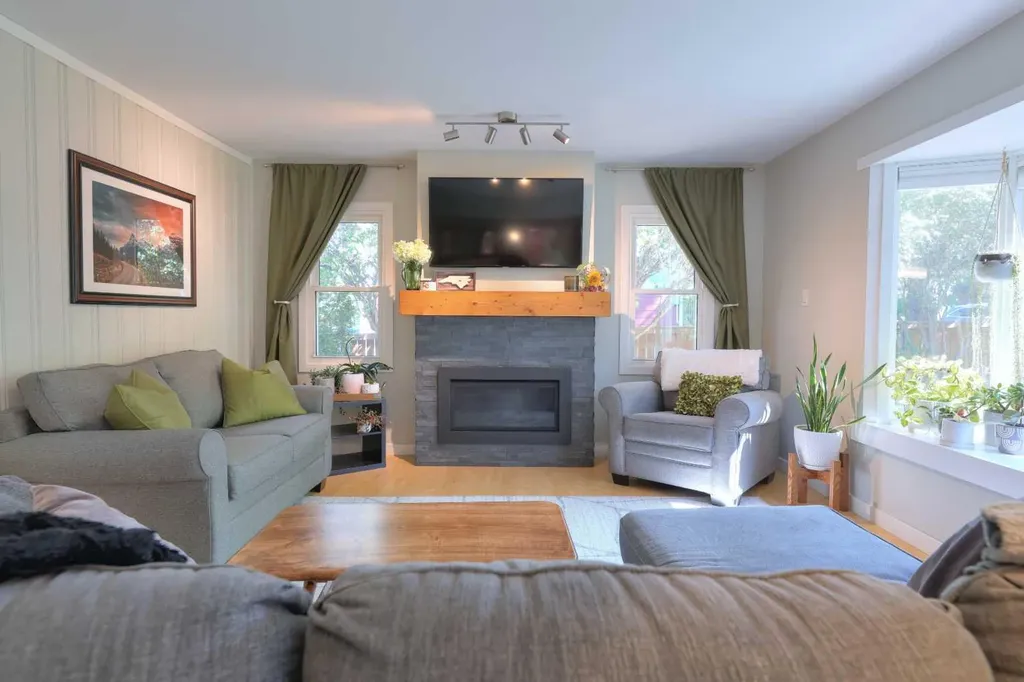 8908 33 Avenue NW Calgary AB T3B 1M6