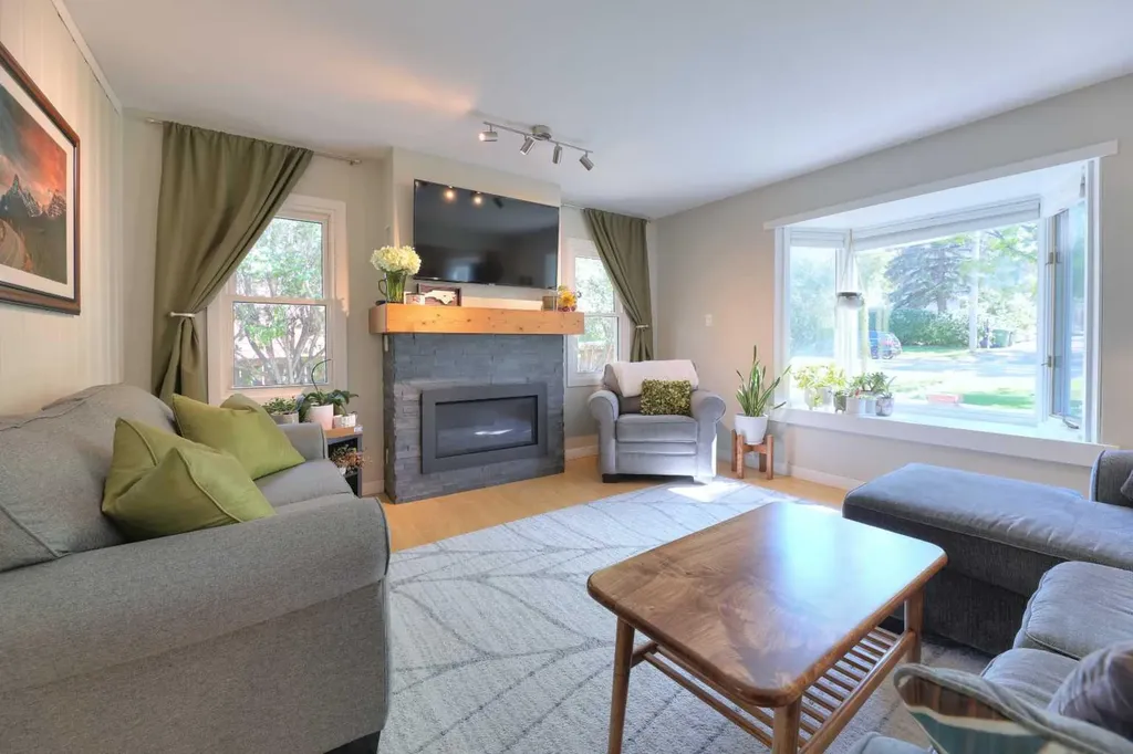 8908 33 Avenue NW Calgary AB T3B 1M6