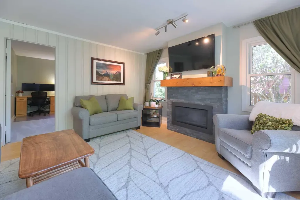 8908 33 Avenue NW Calgary AB T3B 1M6