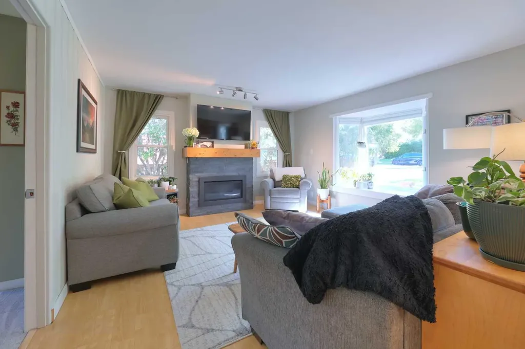 8908 33 Avenue NW Calgary AB T3B 1M6