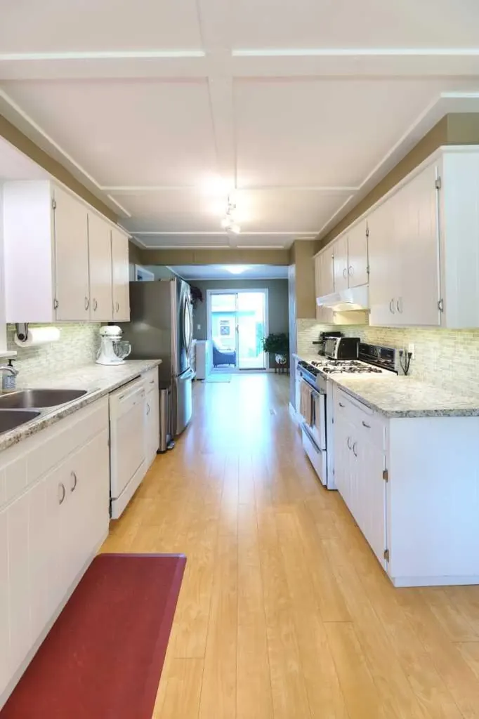 8908 33 Avenue NW Calgary AB T3B 1M6