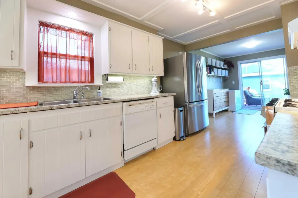 8908 33 Avenue NW Calgary AB T3B 1M6