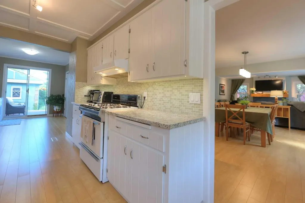 8908 33 Avenue NW Calgary AB T3B 1M6
