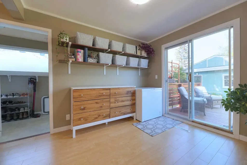 8908 33 Avenue NW Calgary AB T3B 1M6