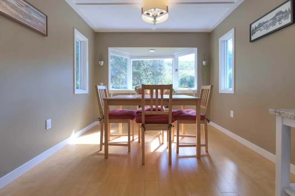 8908 33 Avenue NW Calgary AB T3B 1M6