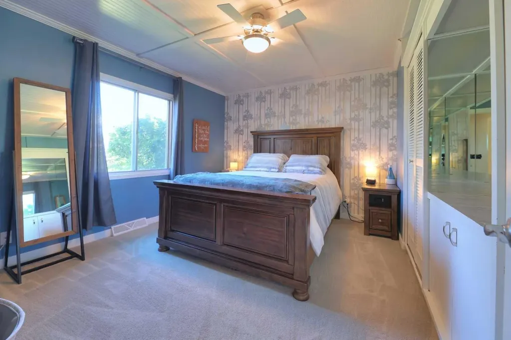 8908 33 Avenue NW Calgary AB T3B 1M6