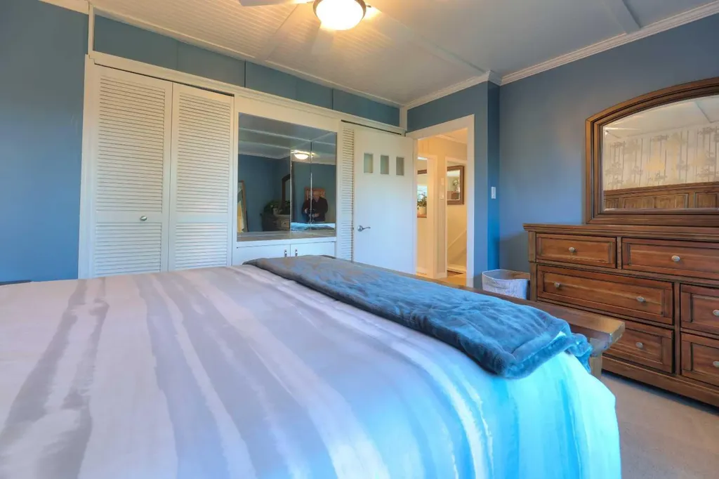 8908 33 Avenue NW Calgary AB T3B 1M6