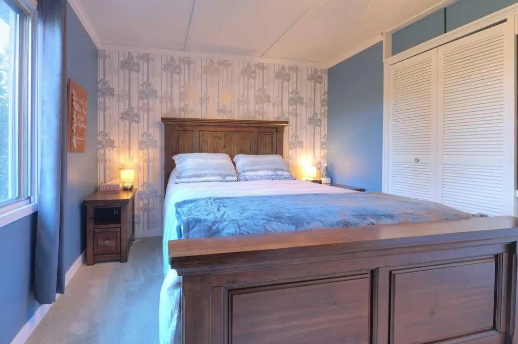8908 33 Avenue NW Calgary AB T3B 1M6