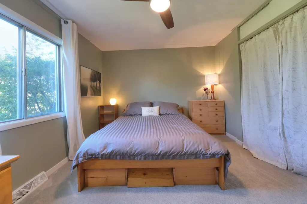 8908 33 Avenue NW Calgary AB T3B 1M6