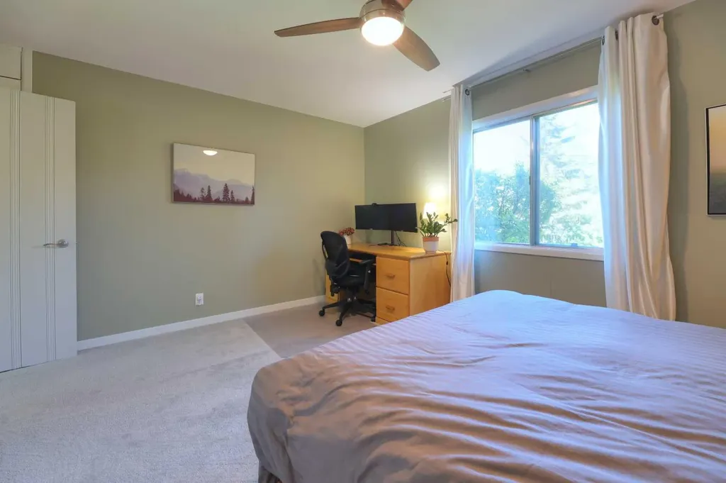 8908 33 Avenue NW Calgary AB T3B 1M6