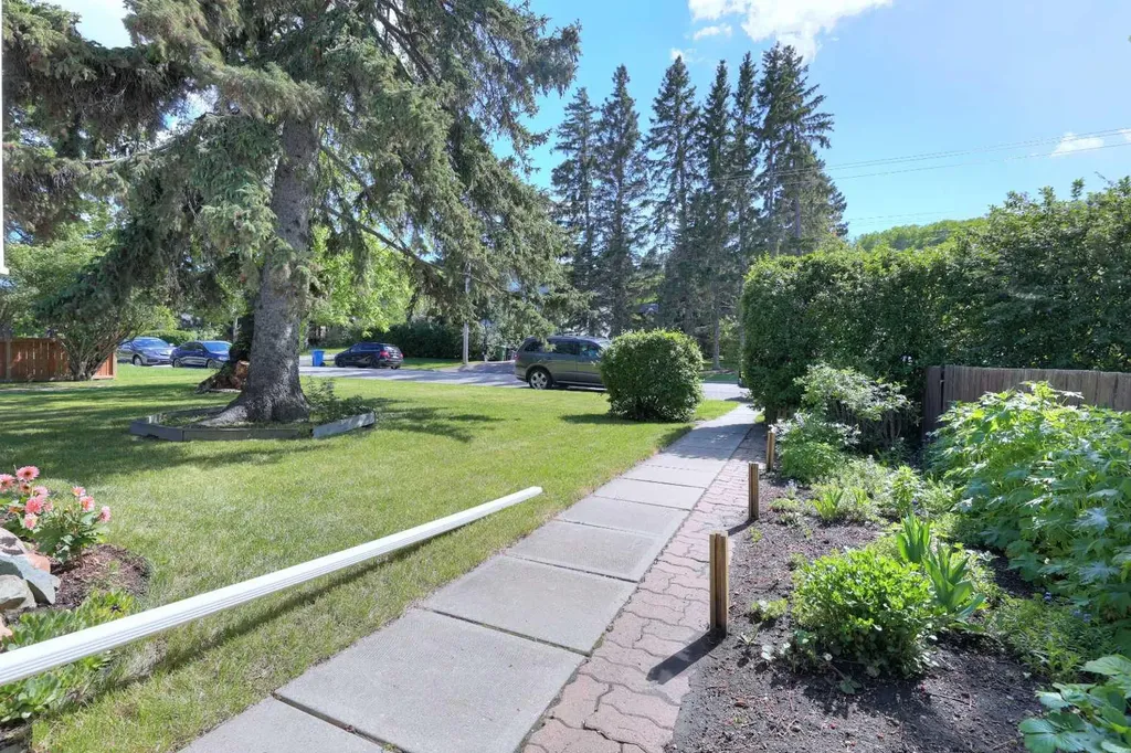 8908 33 Avenue NW Calgary AB T3B 1M6