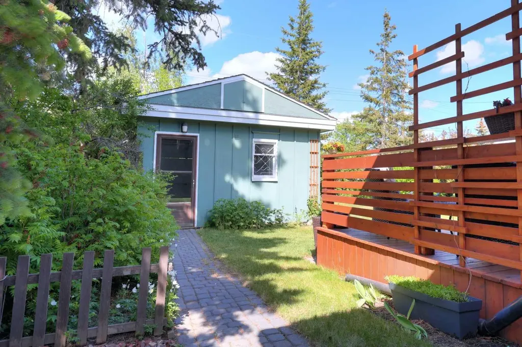 8908 33 Avenue NW Calgary AB T3B 1M6