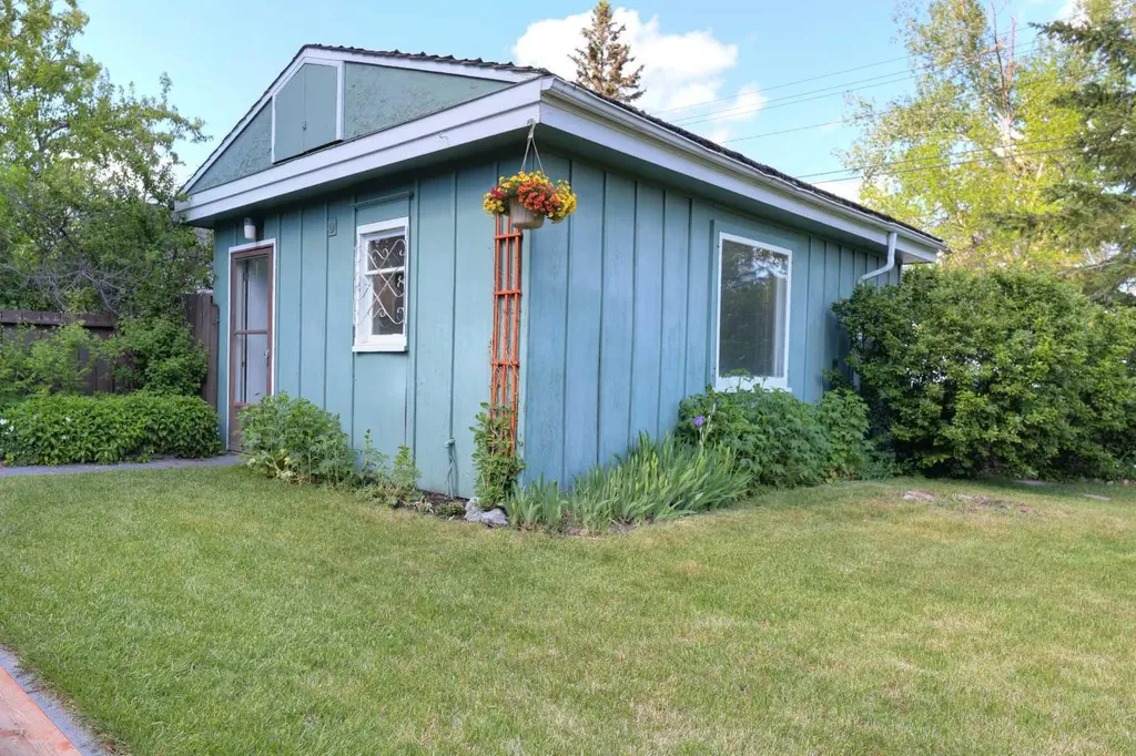 8908 33 Avenue NW Calgary AB T3B 1M6