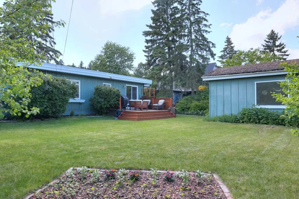 8908 33 Avenue NW Calgary AB T3B 1M6