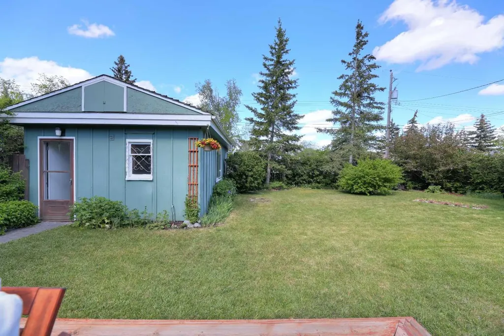 8908 33 Avenue NW Calgary AB T3B 1M6