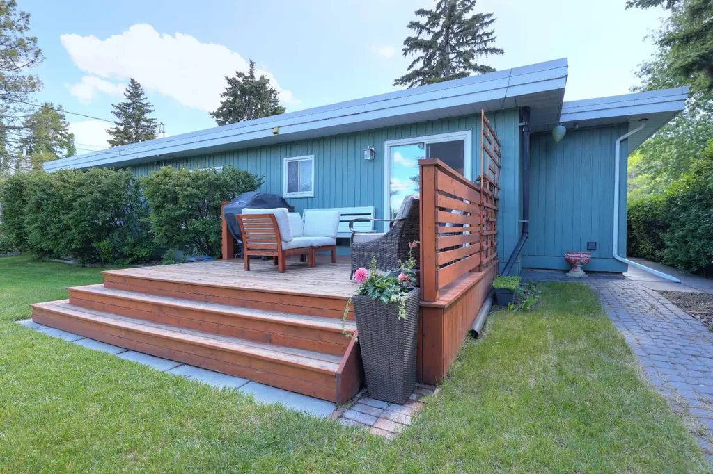 8908 33 Avenue NW Calgary AB T3B 1M6