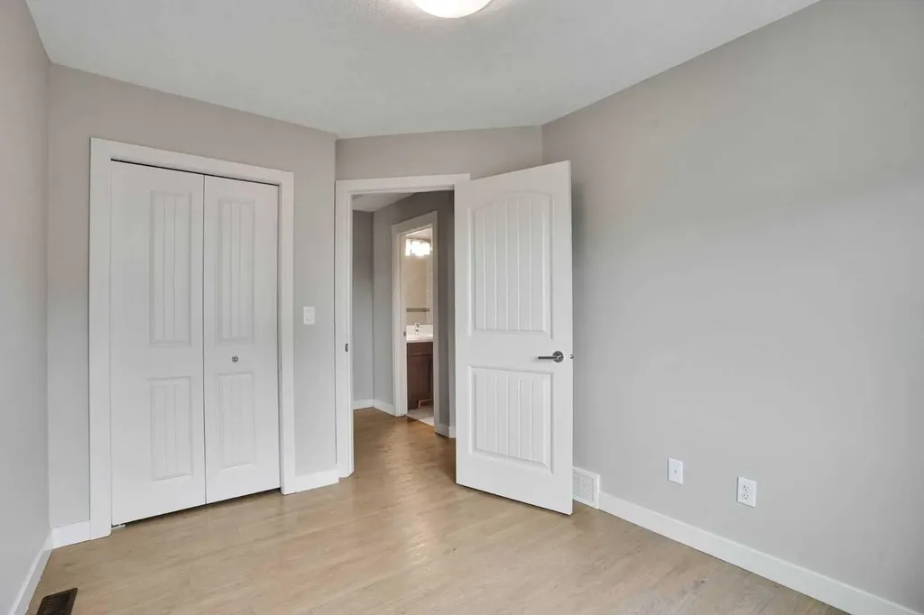 355 Nolancrest Heights NW Calgary AB T3R 0Z9