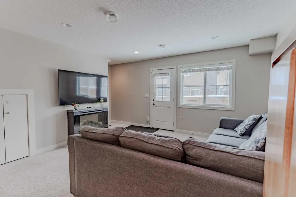 355 Nolancrest Heights NW Calgary AB T3R 0Z9