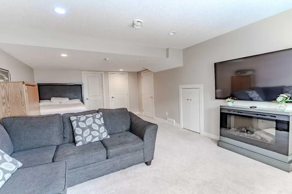 355 Nolancrest Heights NW Calgary AB T3R 0Z9