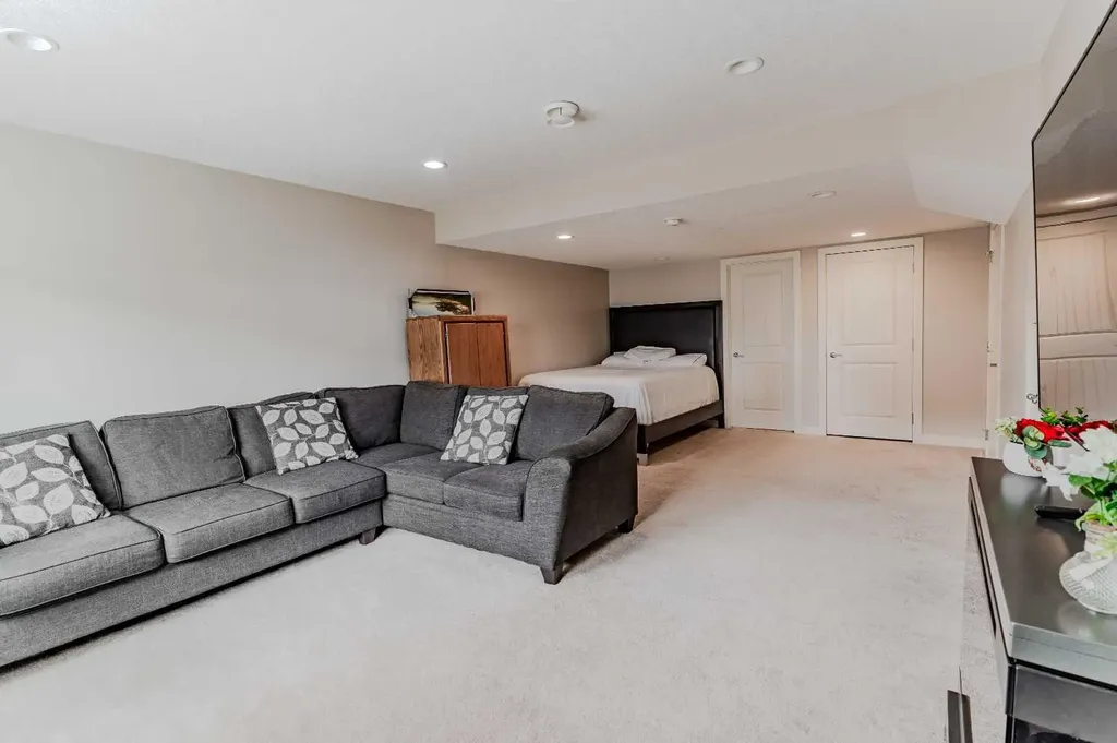 355 Nolancrest Heights NW Calgary AB T3R 0Z9