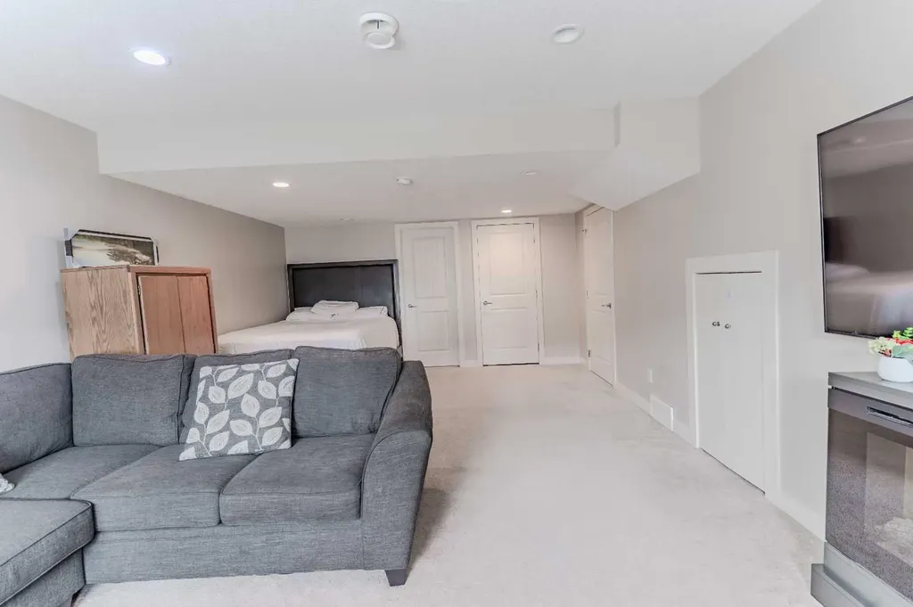355 Nolancrest Heights NW Calgary AB T3R 0Z9