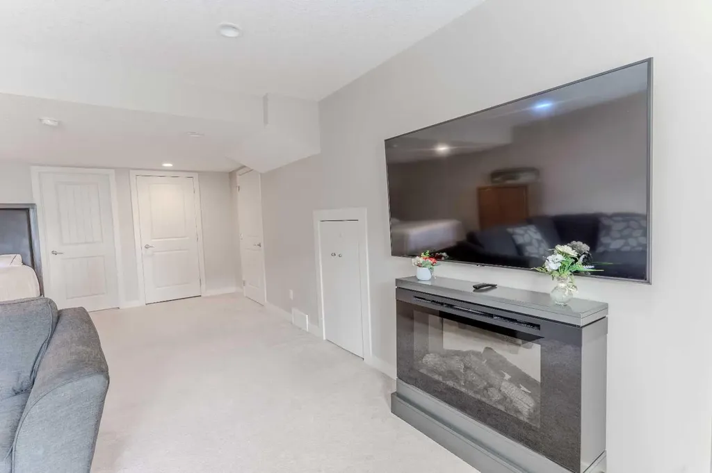 355 Nolancrest Heights NW Calgary AB T3R 0Z9