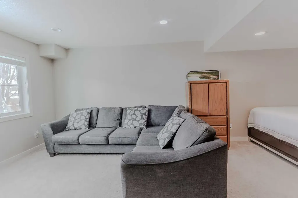 355 Nolancrest Heights NW Calgary AB T3R 0Z9