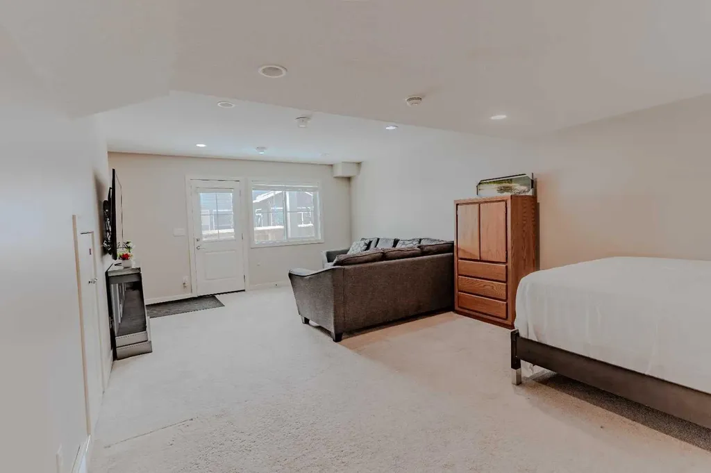 355 Nolancrest Heights NW Calgary AB T3R 0Z9