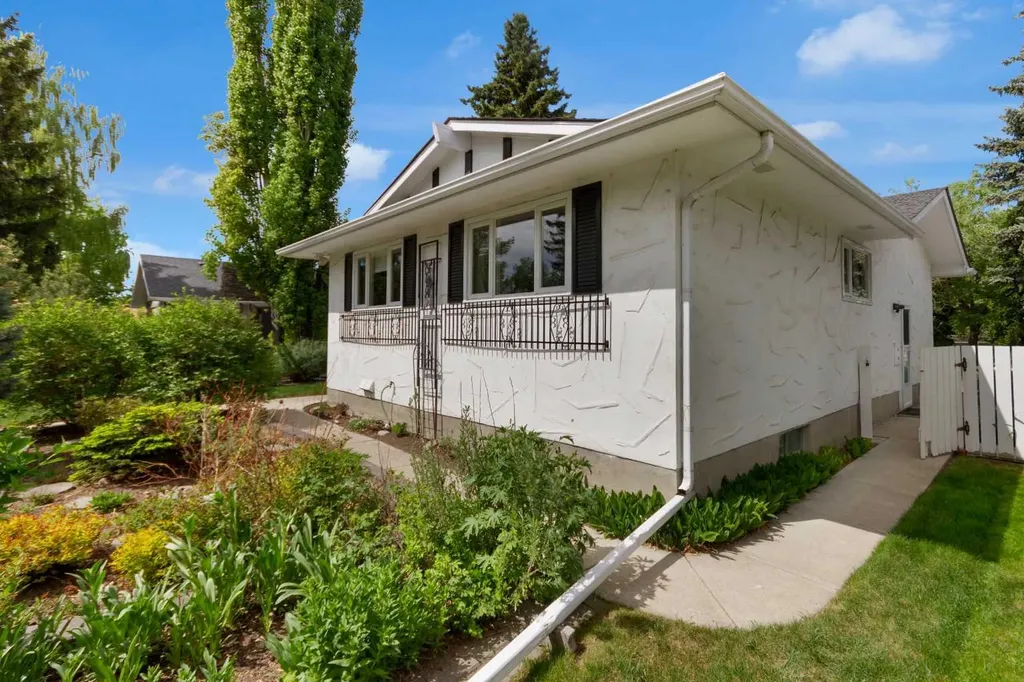 9715 Palishall Road SW Calgary AB T2V 3T4