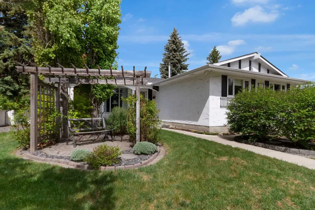 9715 Palishall Road SW Calgary AB T2V 3T4