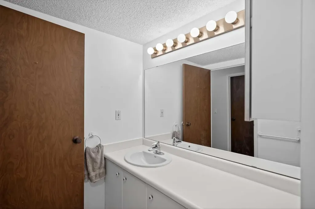 239 6 Avenue NE Calgary AB T2E0L8