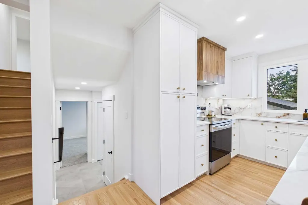 920 Cantabrian Drive SW Calgary AB T2W 1L7