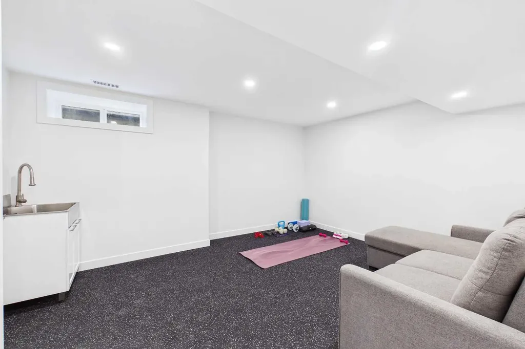 920 Cantabrian Drive SW Calgary AB T2W 1L7