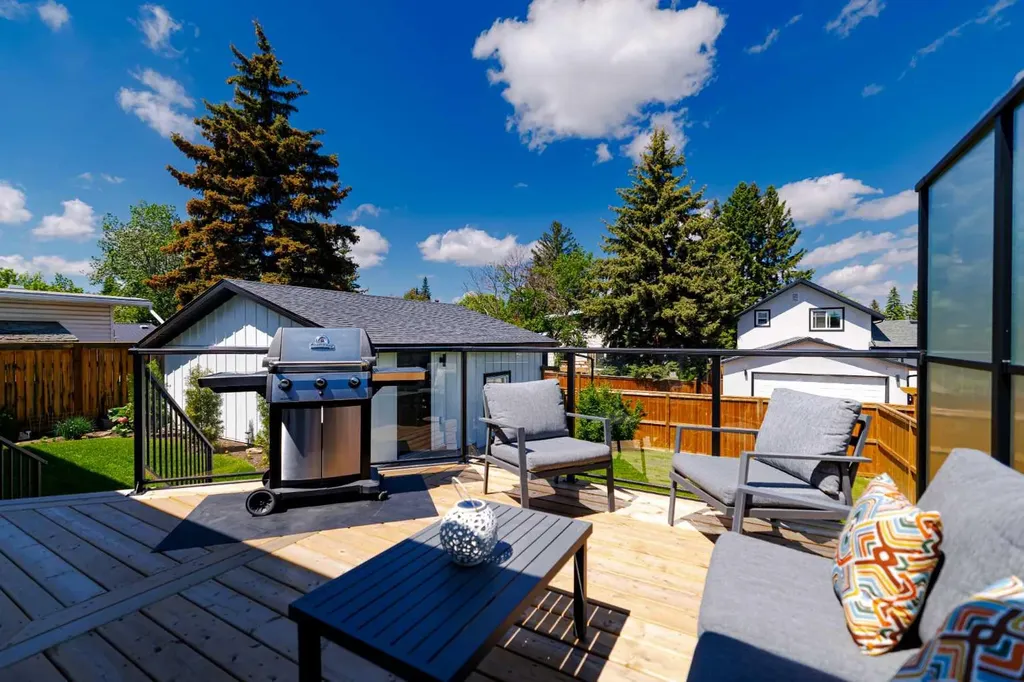 920 Cantabrian Drive SW Calgary AB T2W 1L7