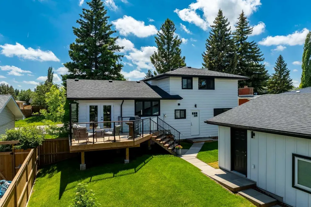 920 Cantabrian Drive SW Calgary AB T2W 1L7