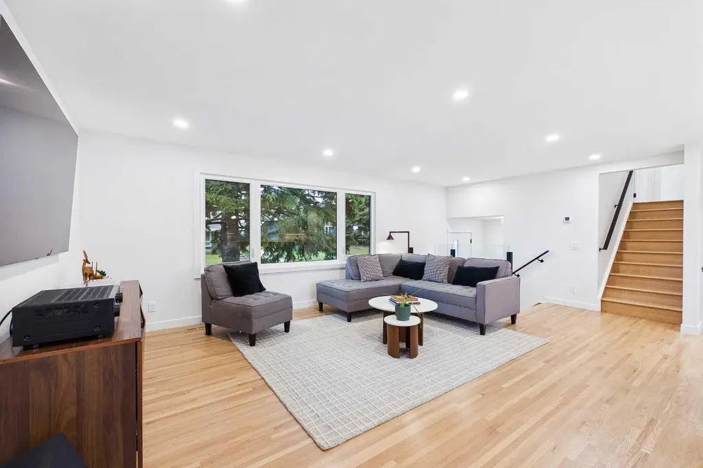 920 Cantabrian Drive SW Calgary AB T2W 1L7