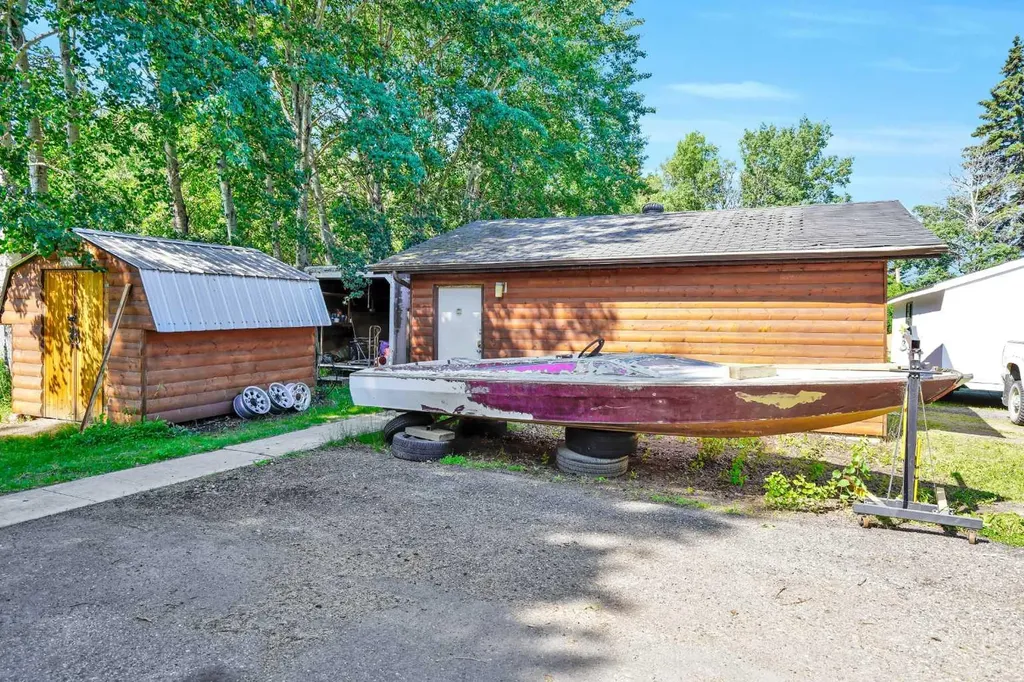 812 20th Street Spruce View AB T0M 1V0
