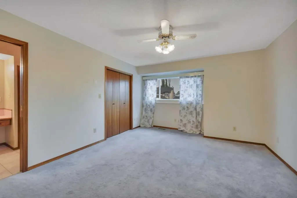 37 Denovan Crescent Red Deer AB T4R 2B6
