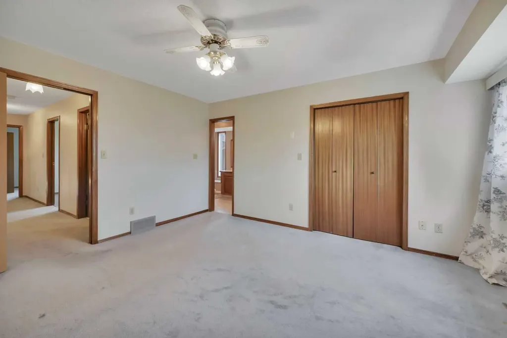 37 Denovan Crescent Red Deer AB T4R 2B6