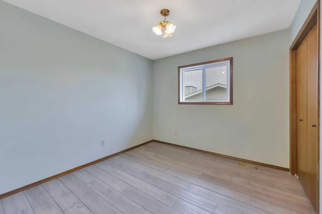 37 Denovan Crescent Red Deer AB T4R 2B6